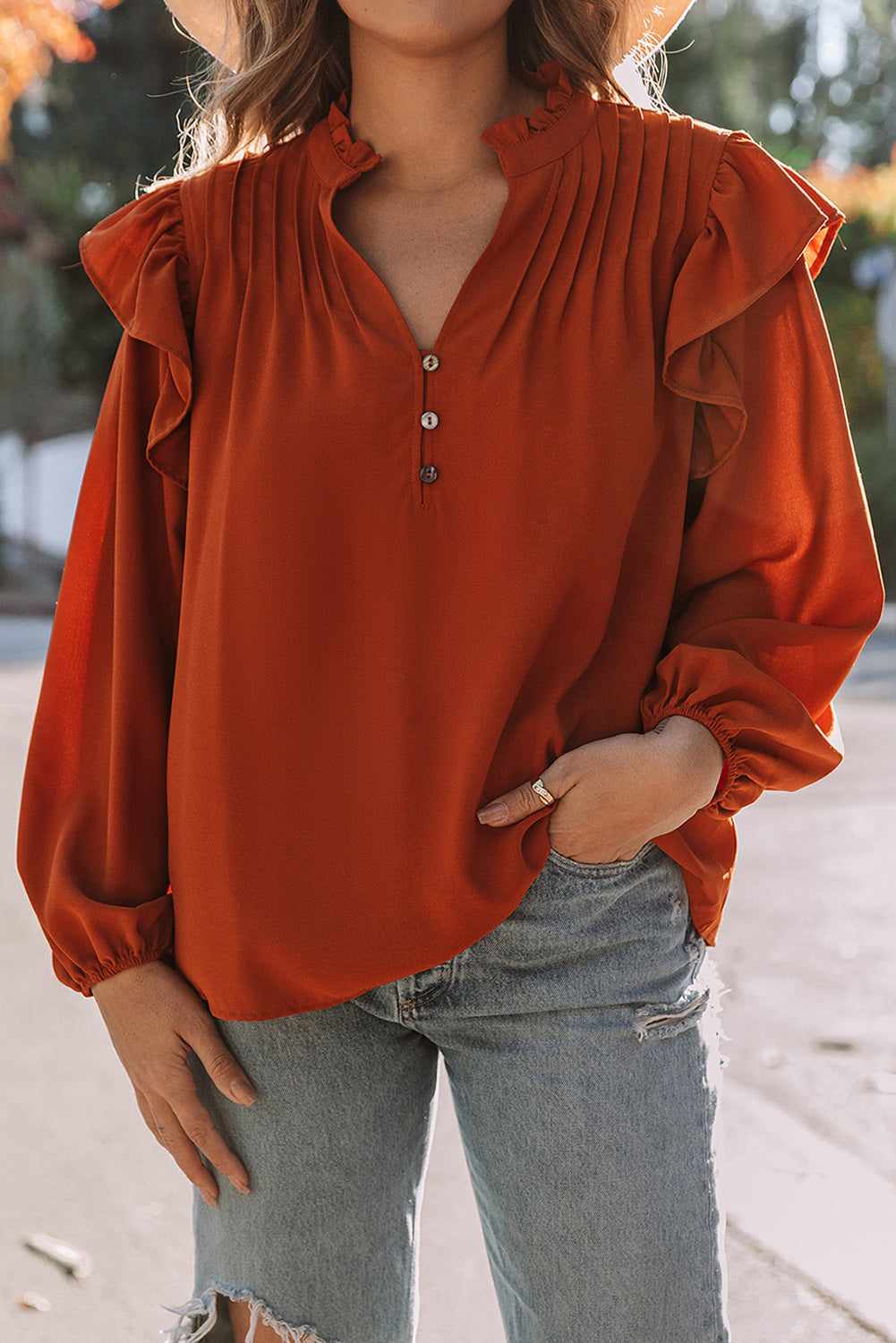 Blouse orange plissée à volants et boutonnée à col en V-A WOMAN WE LOVE