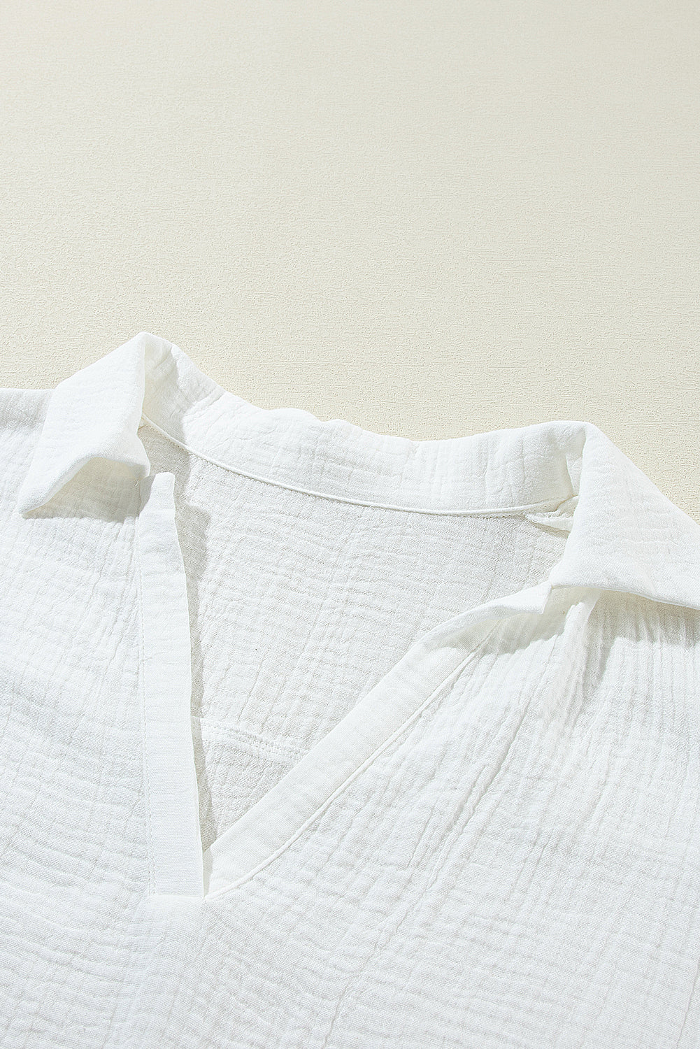 Chemisier blanc à col en V et manches épissage en dentelle froissée-A WOMAN WE LOVE