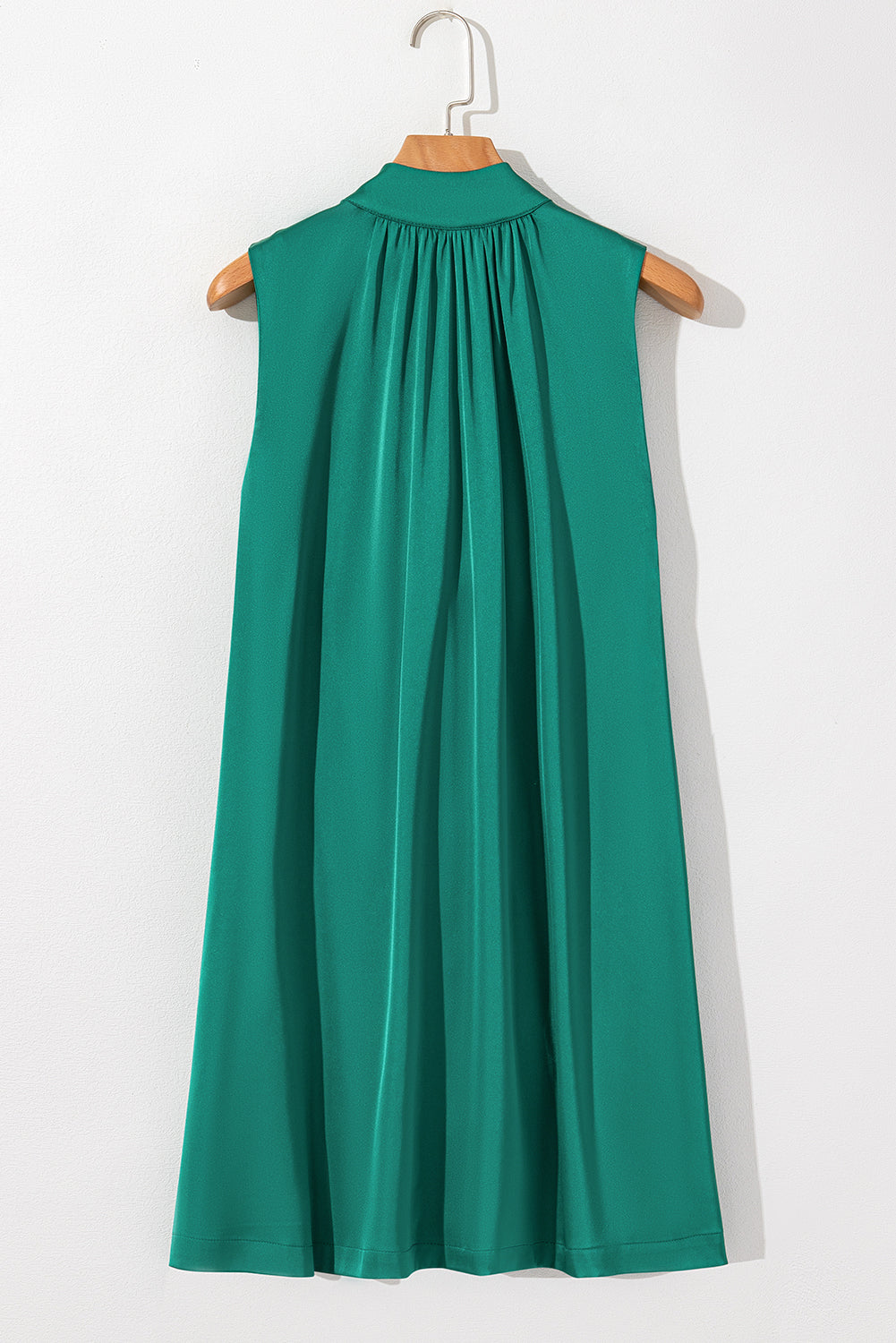 Evergreen - Mini-robe droite sans manches en satin avec nœud papillon-A WOMAN WE LOVE