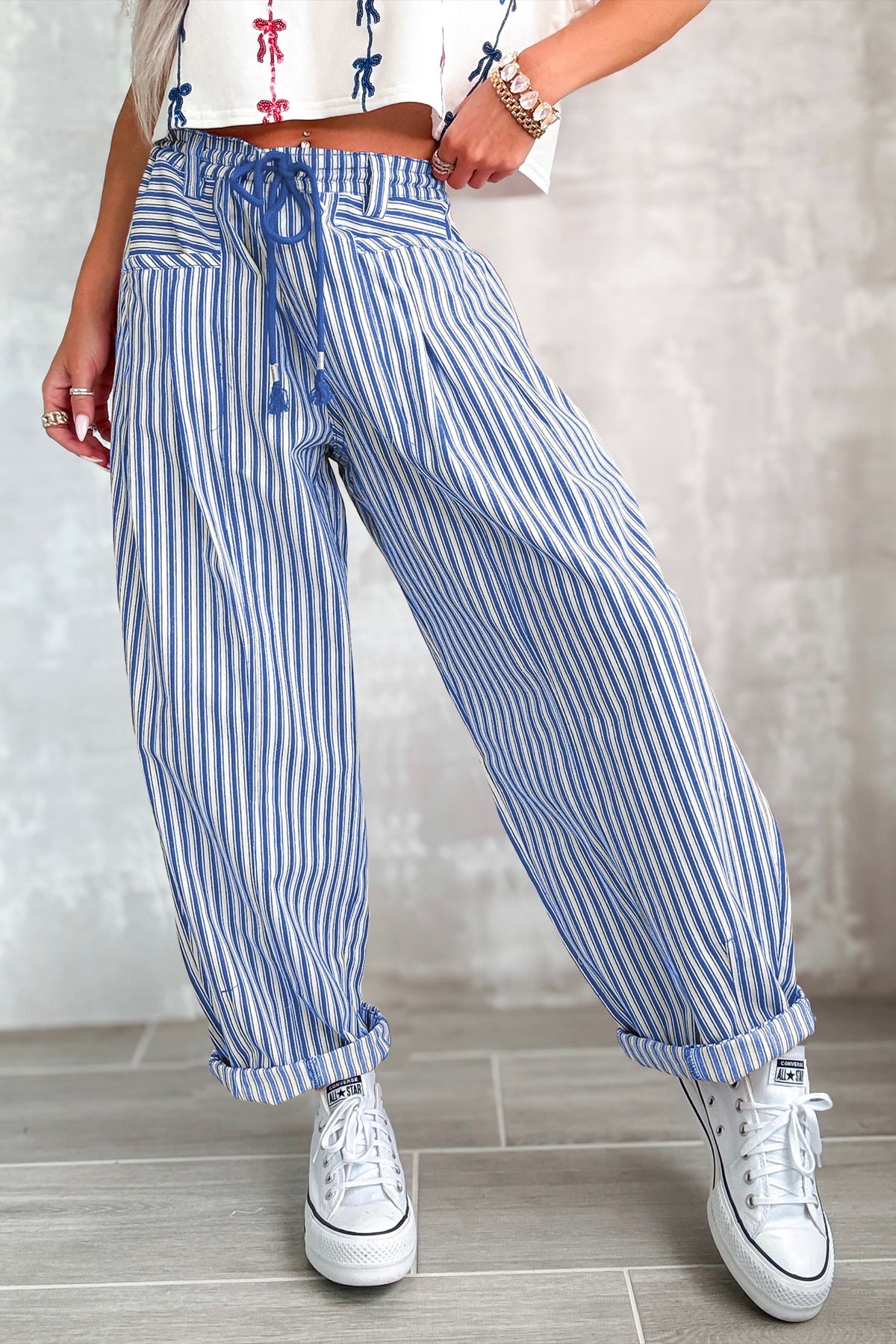 Pantalon ample rayé en coton à cordon et poches