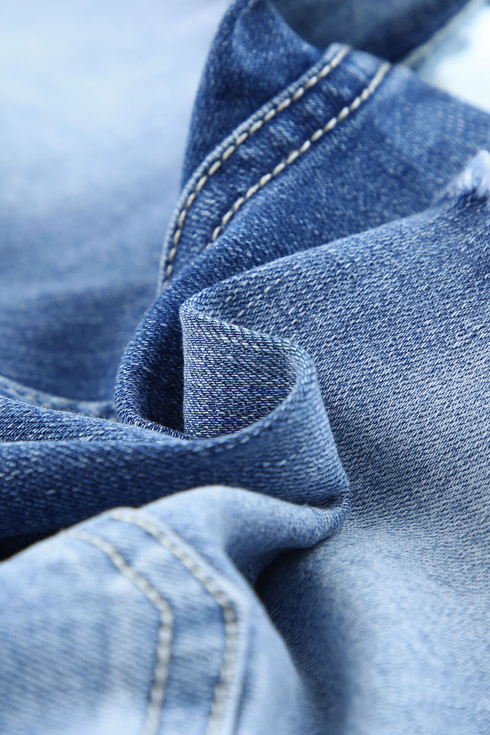 Pantalones cortos de mezclilla de talle alto con bragueta de botones quintuplicados y azul cielo
