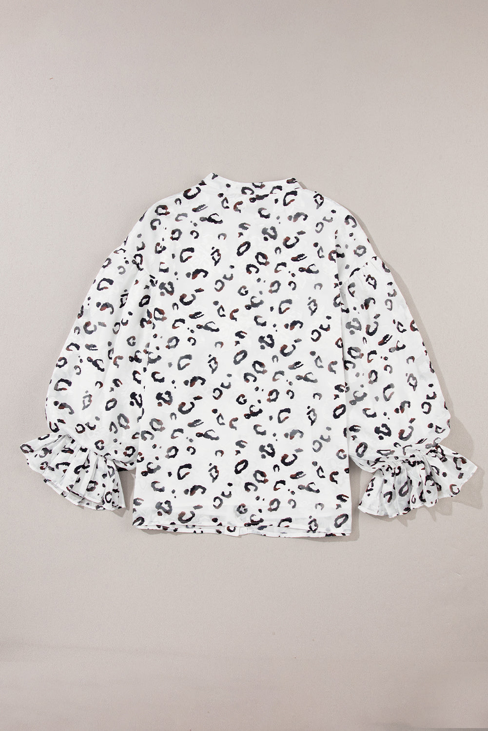 Chemise blanche boutonnée à imprimé léopard et manches à volants-A WOMAN WE LOVE