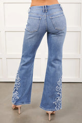 Jean évasé bleu à broderies et motifs western, longueur entière