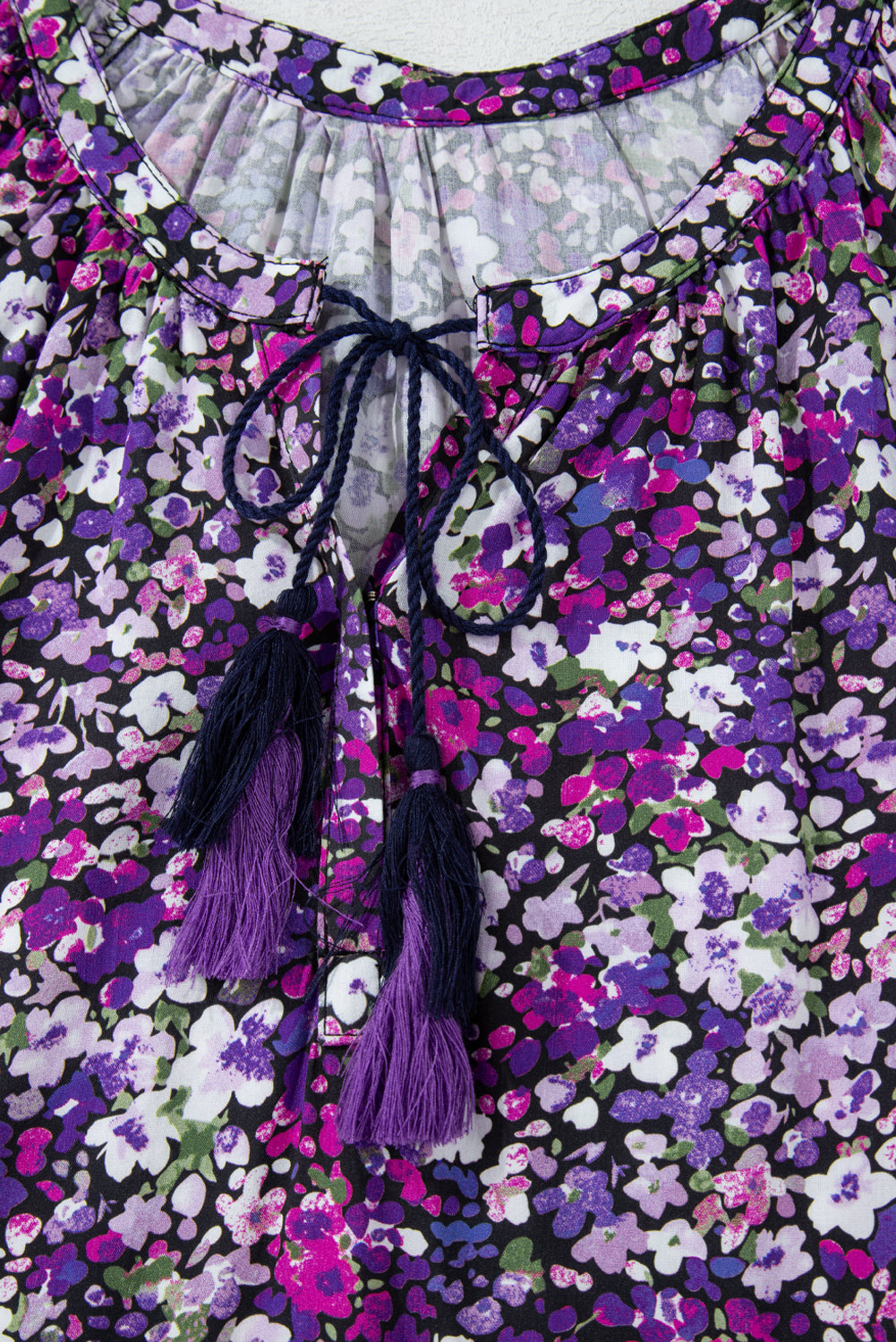 Chemisier violet à manches bouffantes et col en V fendu à fleurs style Boho-A WOMAN WE LOVE
