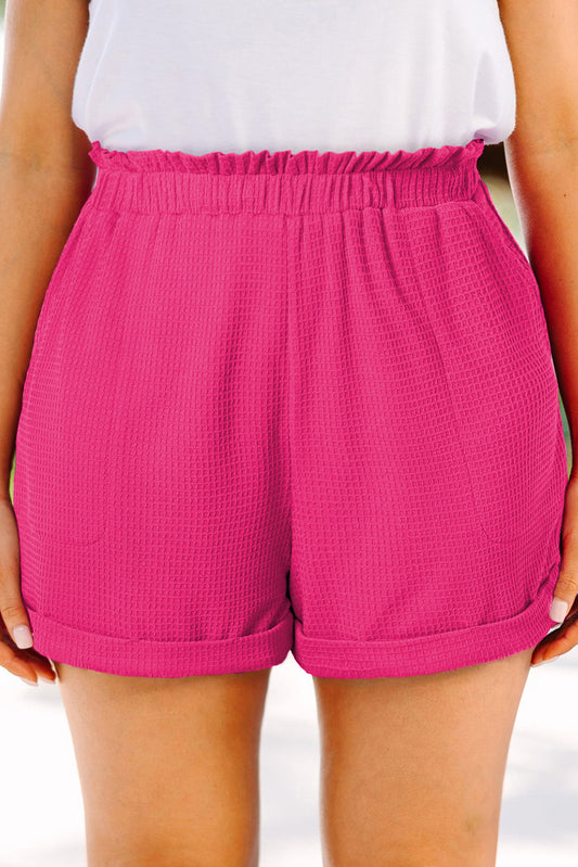 Pantalones cortos texturizados con cintura elástica con volantes y borde enrollado de talla grande rosa brillante