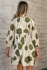 Vestido con mangas hinchadas y tuberías contrastantes con guacamole con estampado floral a rayas verdes