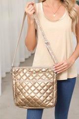 Grand sac d’épaule doré matelassé en simili cuir
