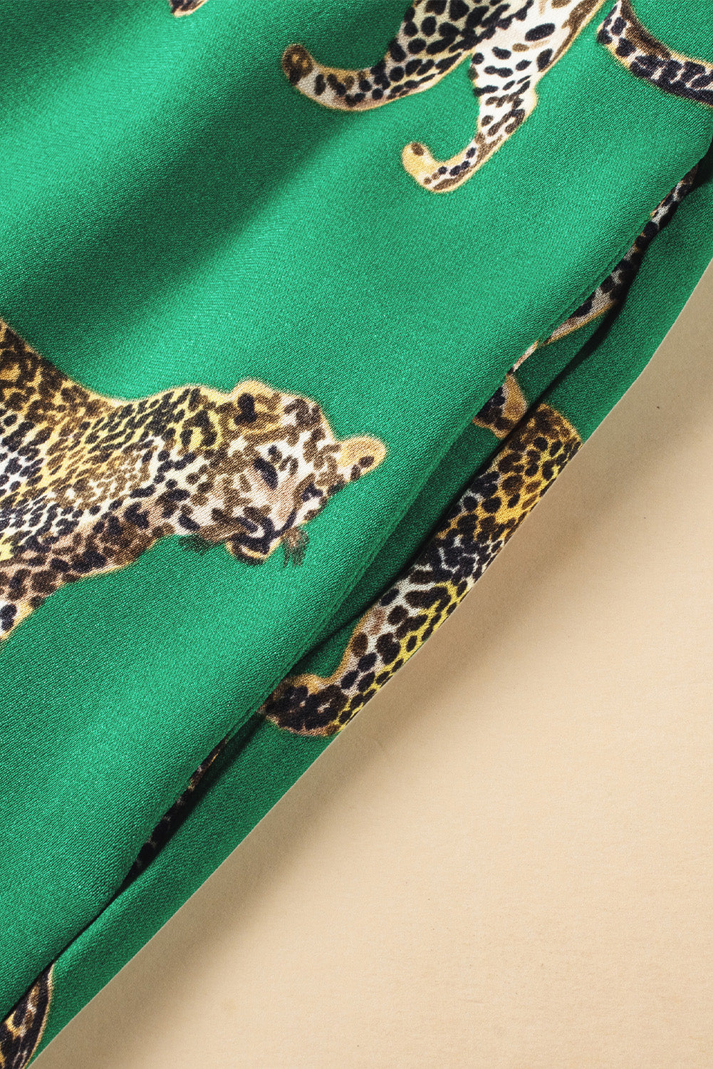 Ensemble pyjama vert chemise à manches courtes et pantalon à imprimé guépard-A WOMAN WE LOVE