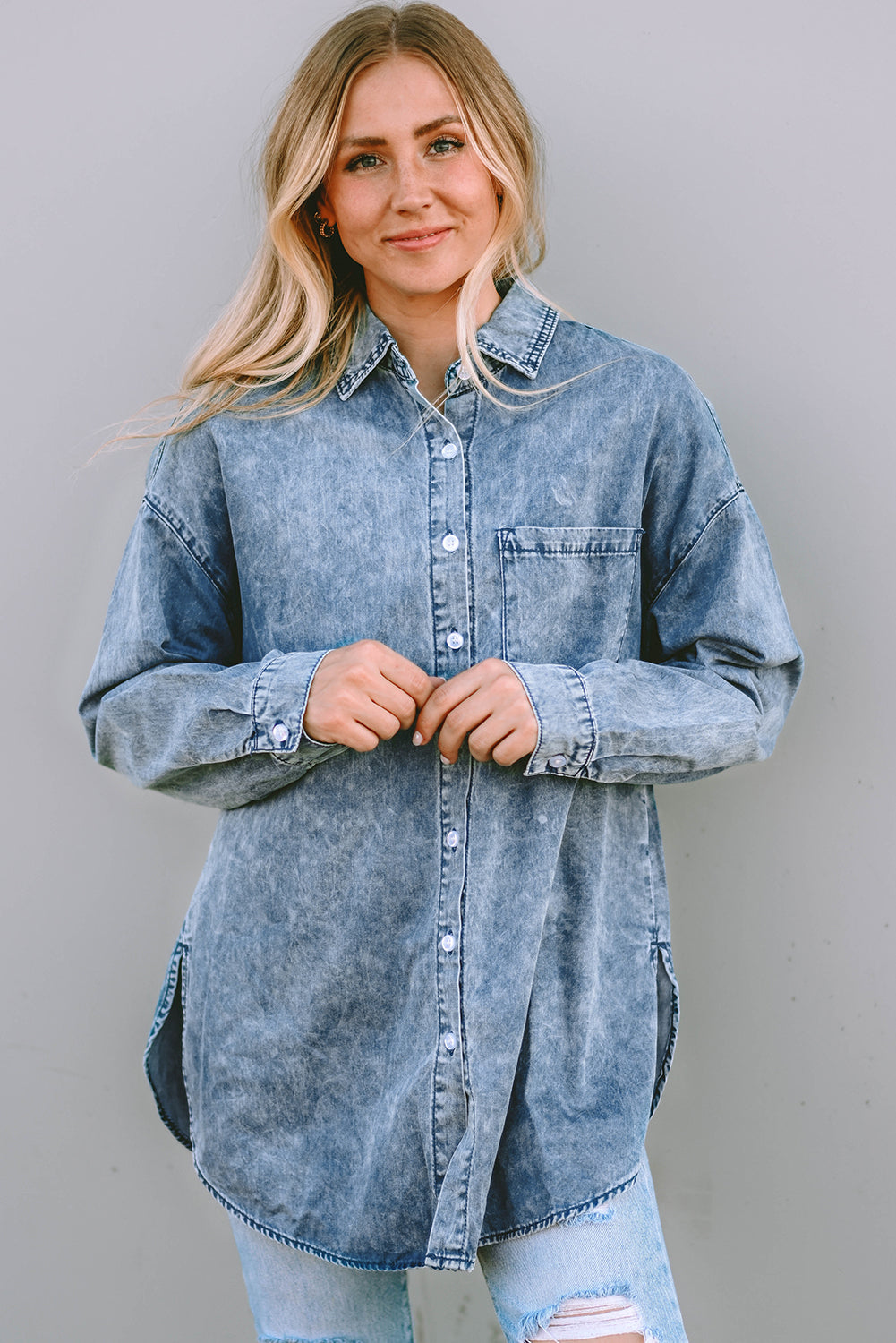 Chemise en jean bleu ciel délavé vintage avec poche poitrine-A WOMAN WE LOVE