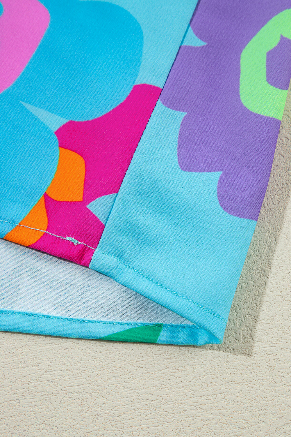 Chemisier babydoll bleu clair à imprimé floral et col en V cranté de grande taille-A WOMAN WE LOVE