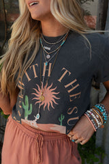 Camiseta gráfica Western Grey Rise With the Sun