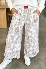 Pantalon ample gris grande taille à imprimé camouflage floral et finitions contrastées