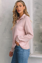 Sudadera con textura de castaño pálido con mangas raglán y cremallera en un cuarto