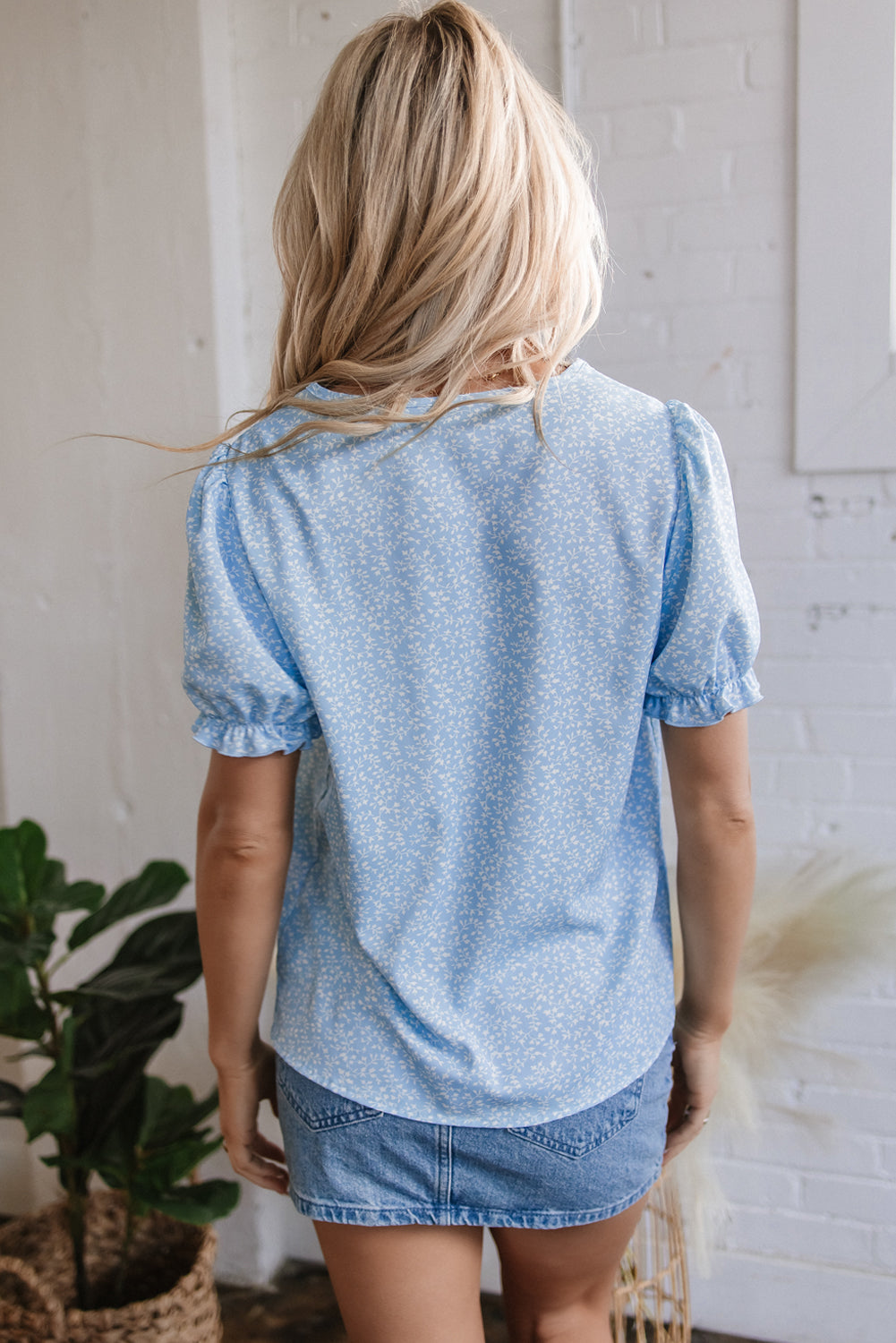 Blouse bleu ciel cranté-A WOMAN WE LOVE