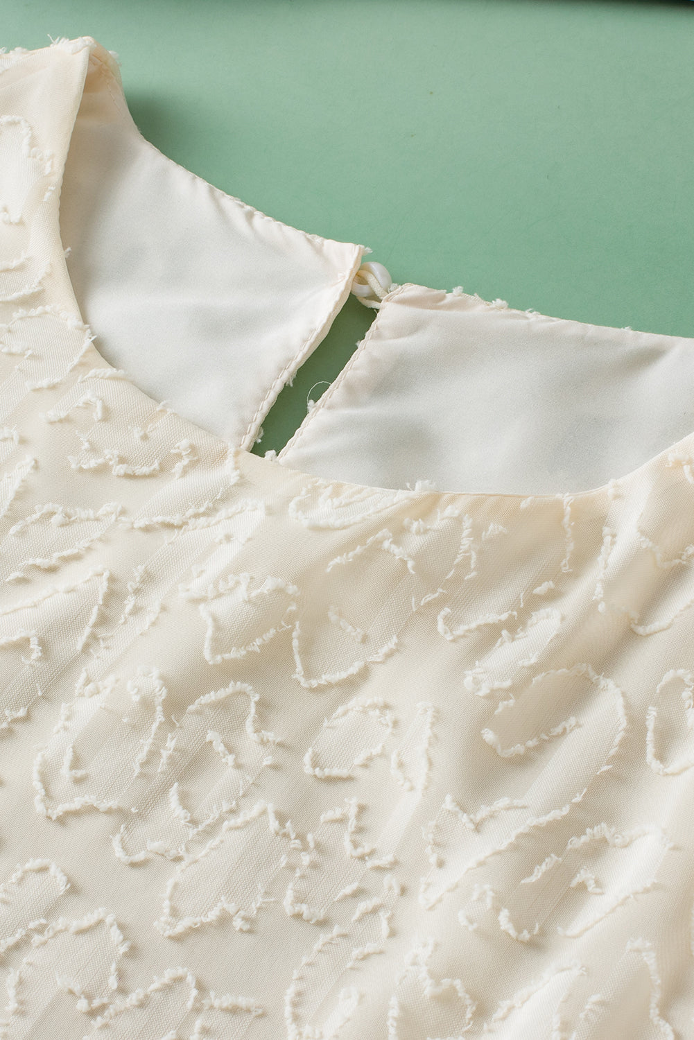 Chemisier beige élégant en jacquard à manches papillon-A WOMAN WE LOVE