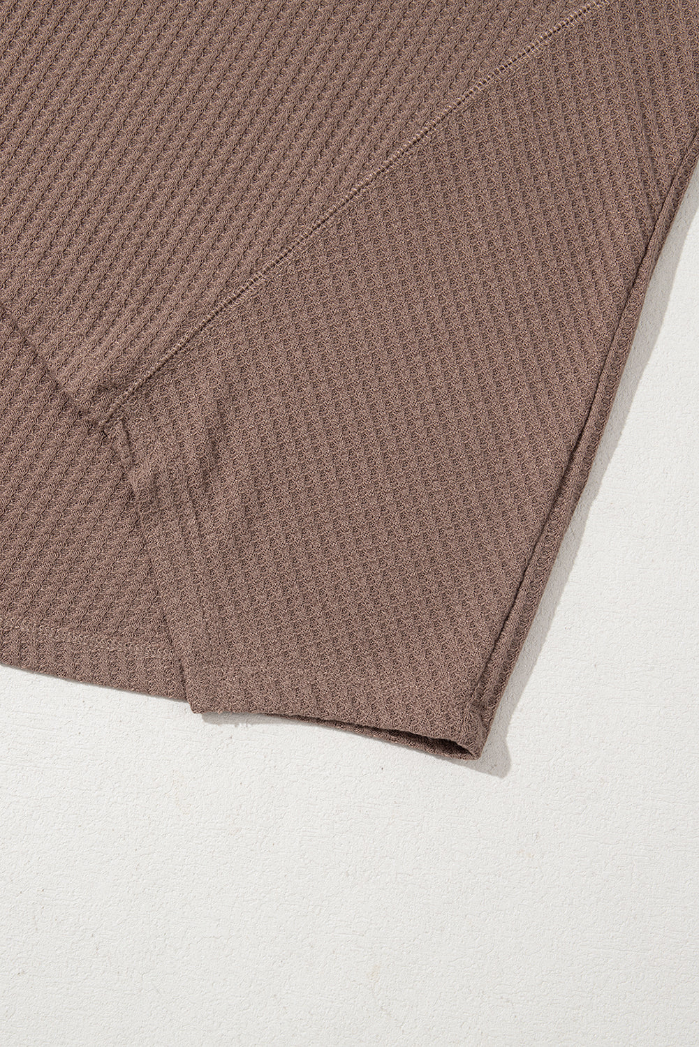 Chemisier ample à manches longues et col en V gaufré à café-A WOMAN WE LOVE