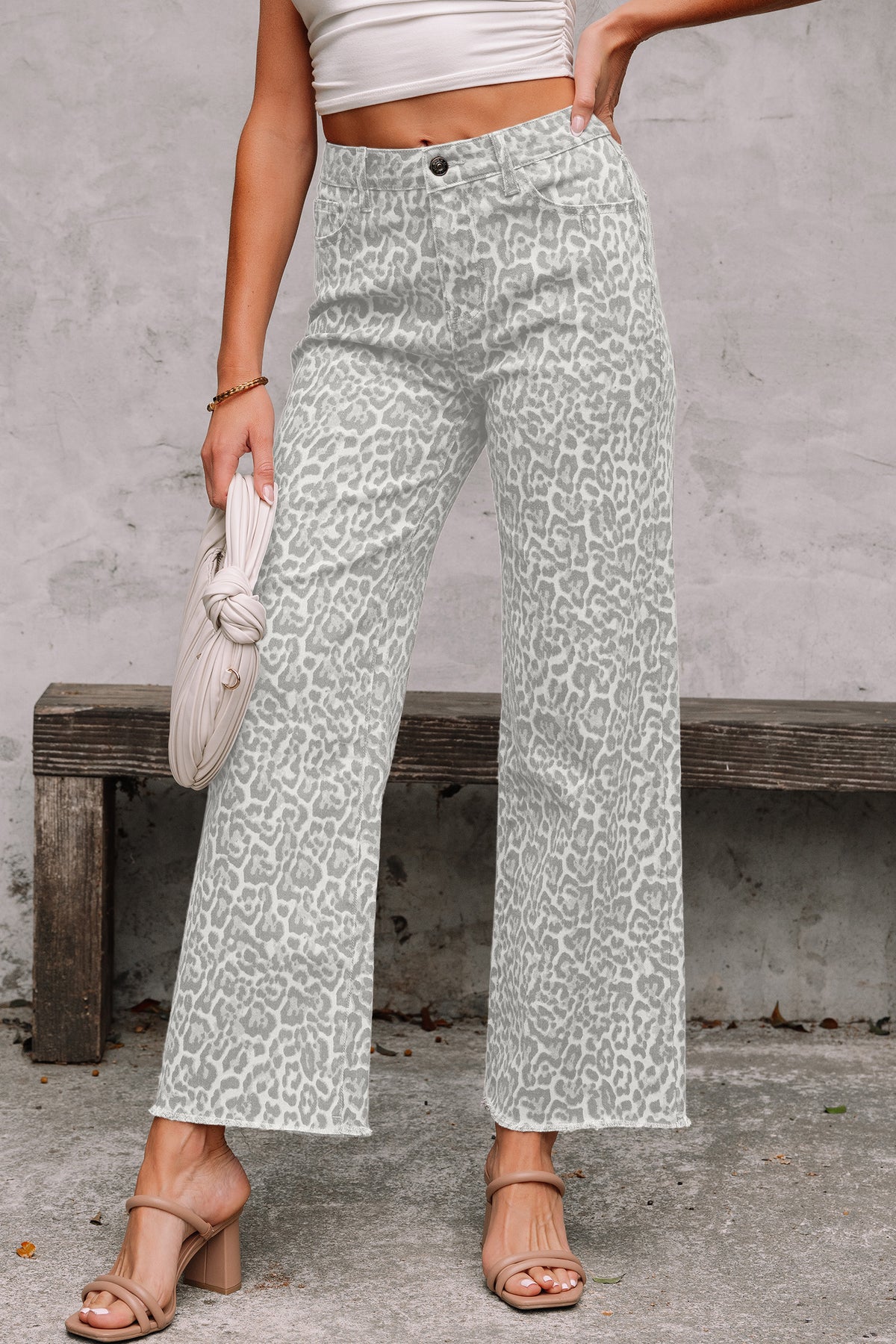Jean taille haute à jambe large et bord effiloché léopard gris