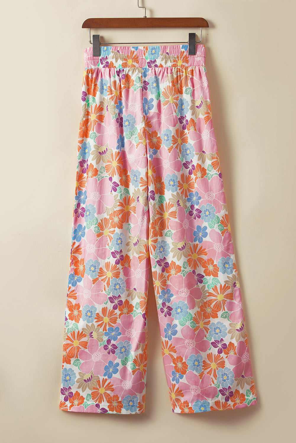 Pantalones sueltos con cintura fruncida y estampado floral rosa