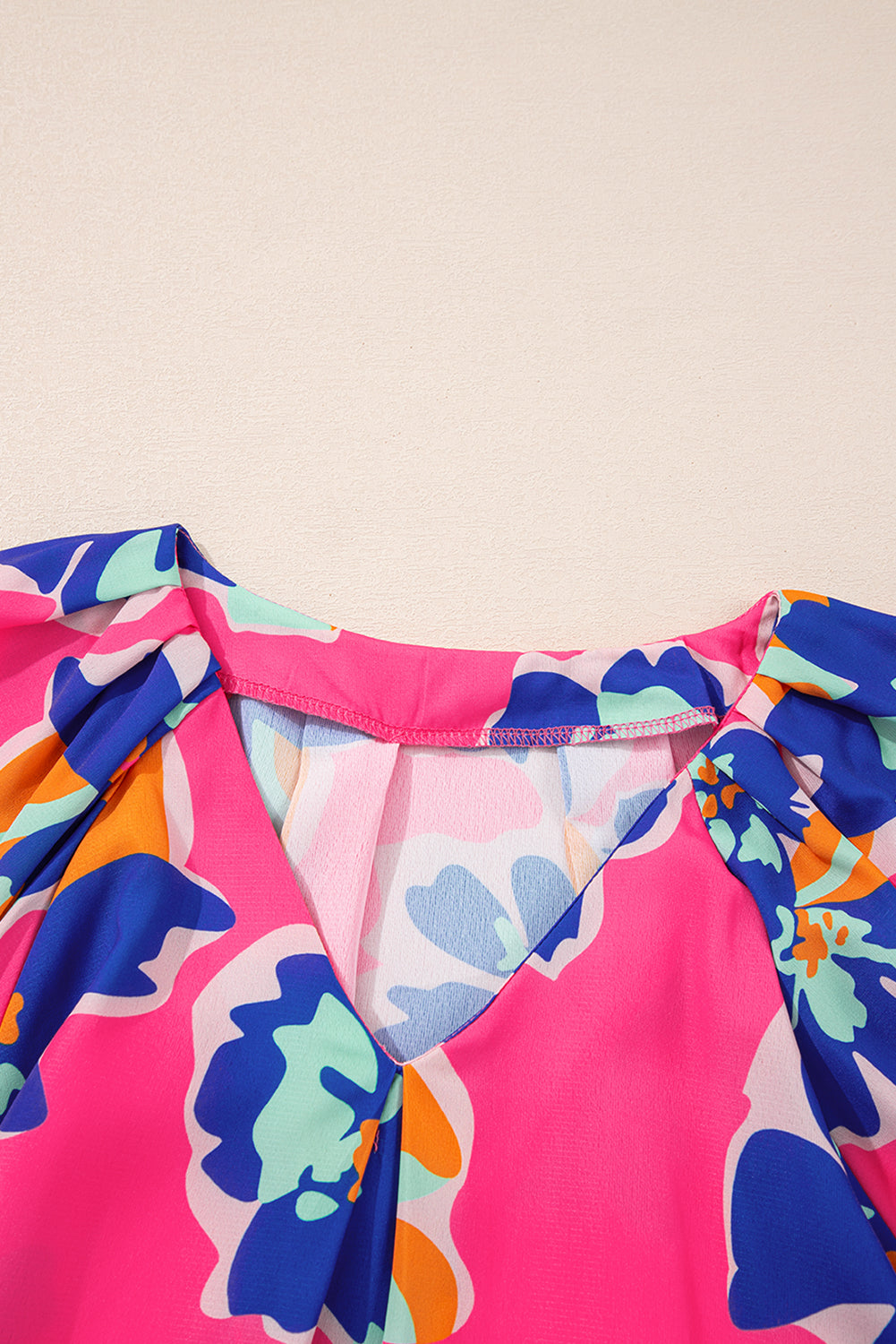 Chemisier à motif floral rose, col en V, manches ballon, grande taille-A WOMAN WE LOVE