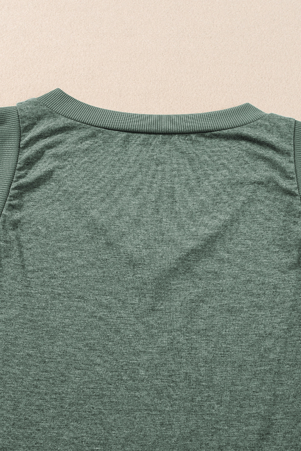 Camiseta sin mangas con cuello en V acanalado verde niebla