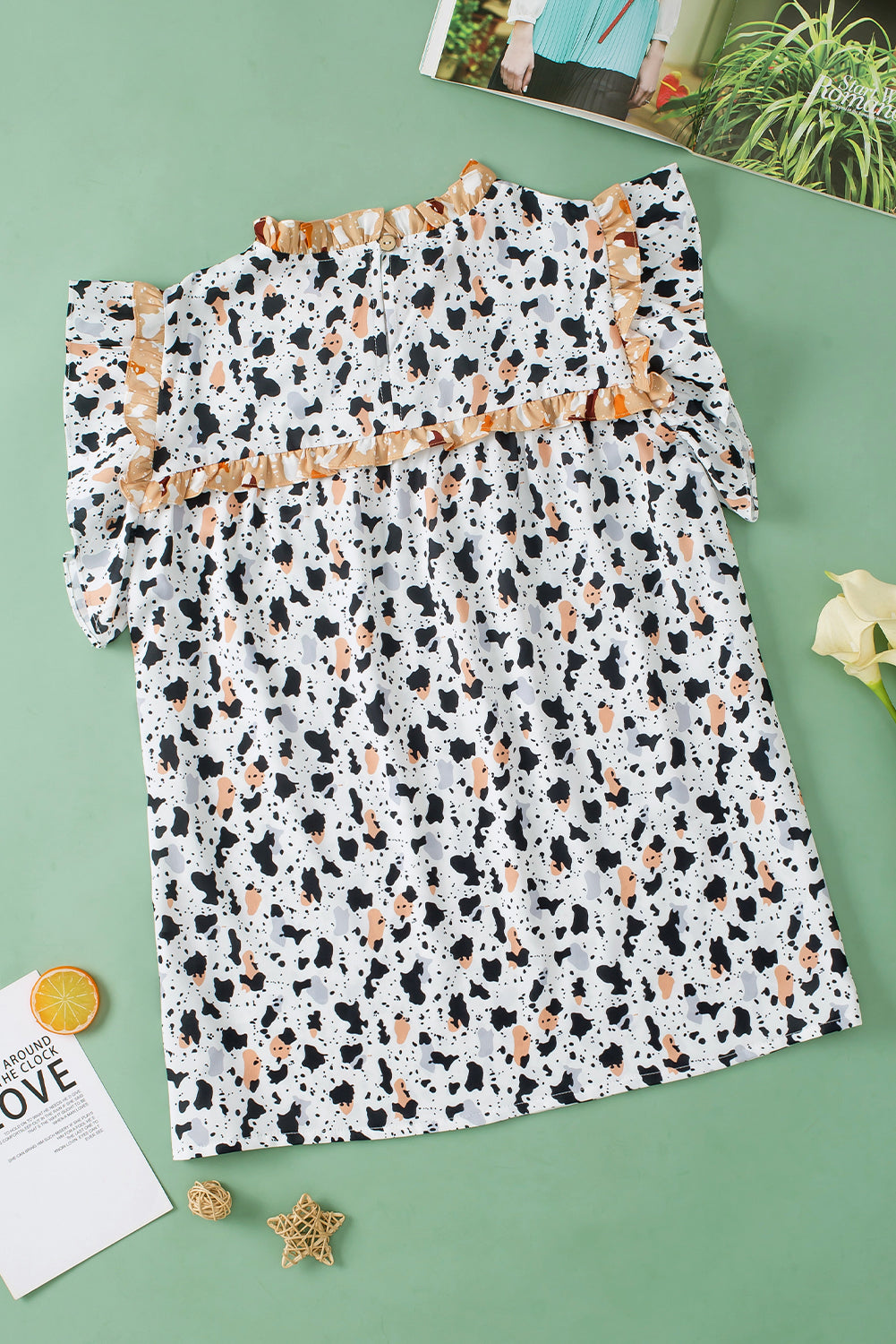 Chemisier blanc à pois et imprimé léopard à volants-A WOMAN WE LOVE