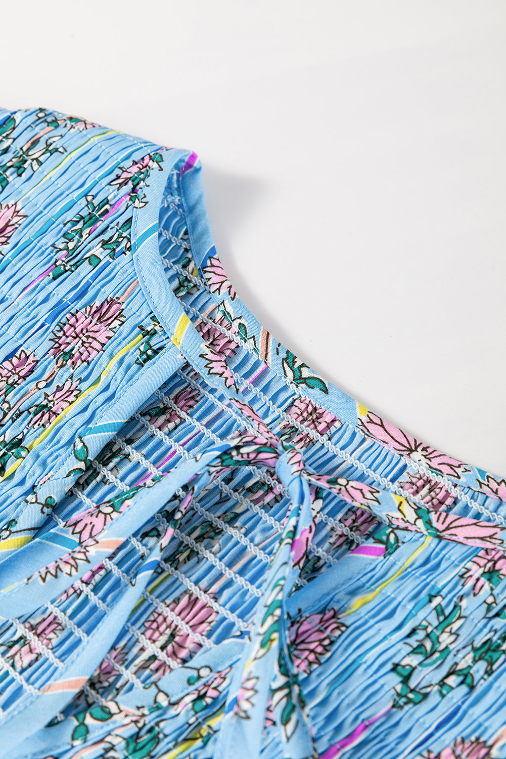 Chemisier froncé à col fendu et imprimé floral *-A WOMAN WE LOVE