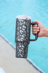 Portable cup in 40oz stainless steel with gray leopard print with handle