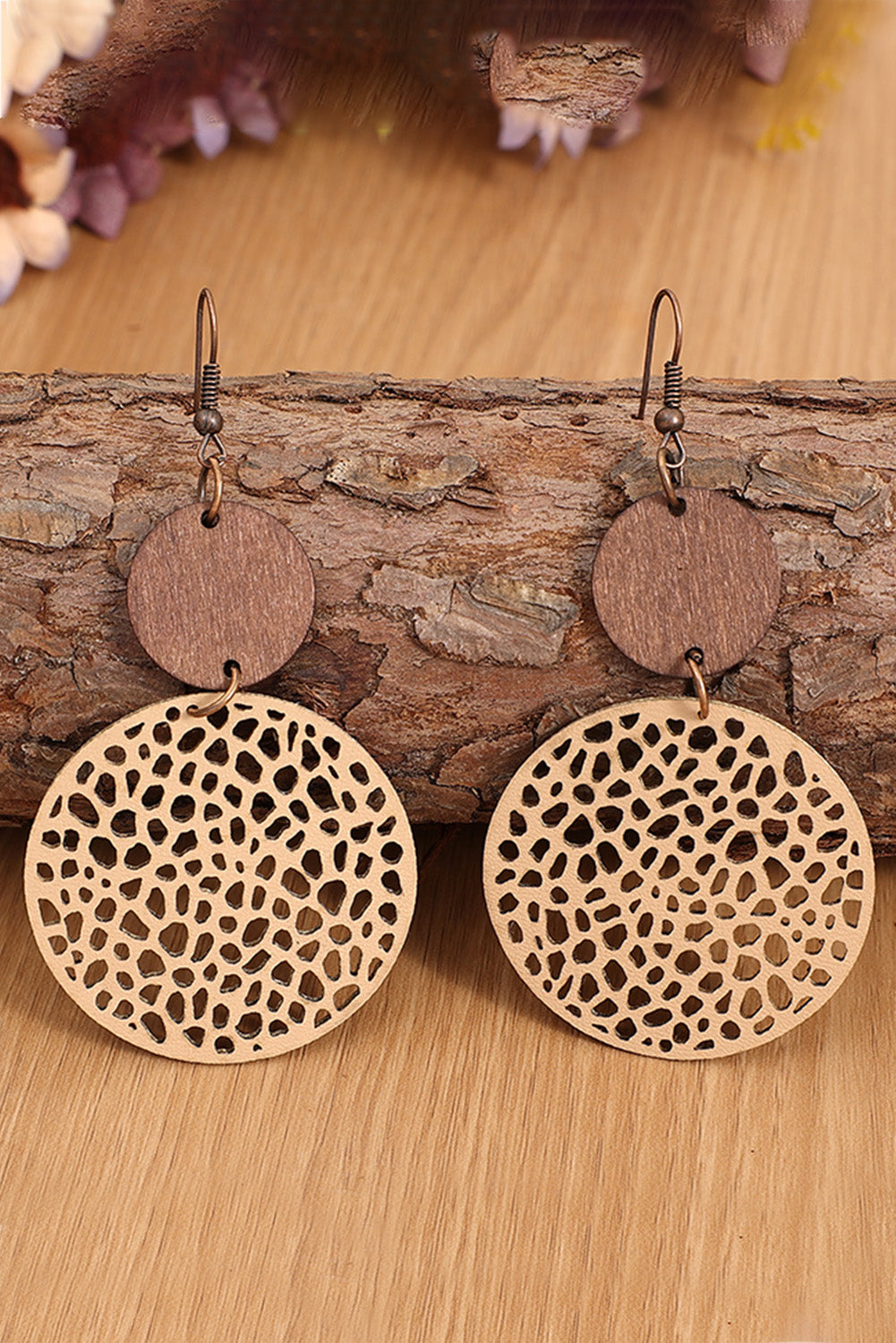 Boucles d'oreilles pendantes rondes en bois ajourées kaki-A WOMAN WE LOVE