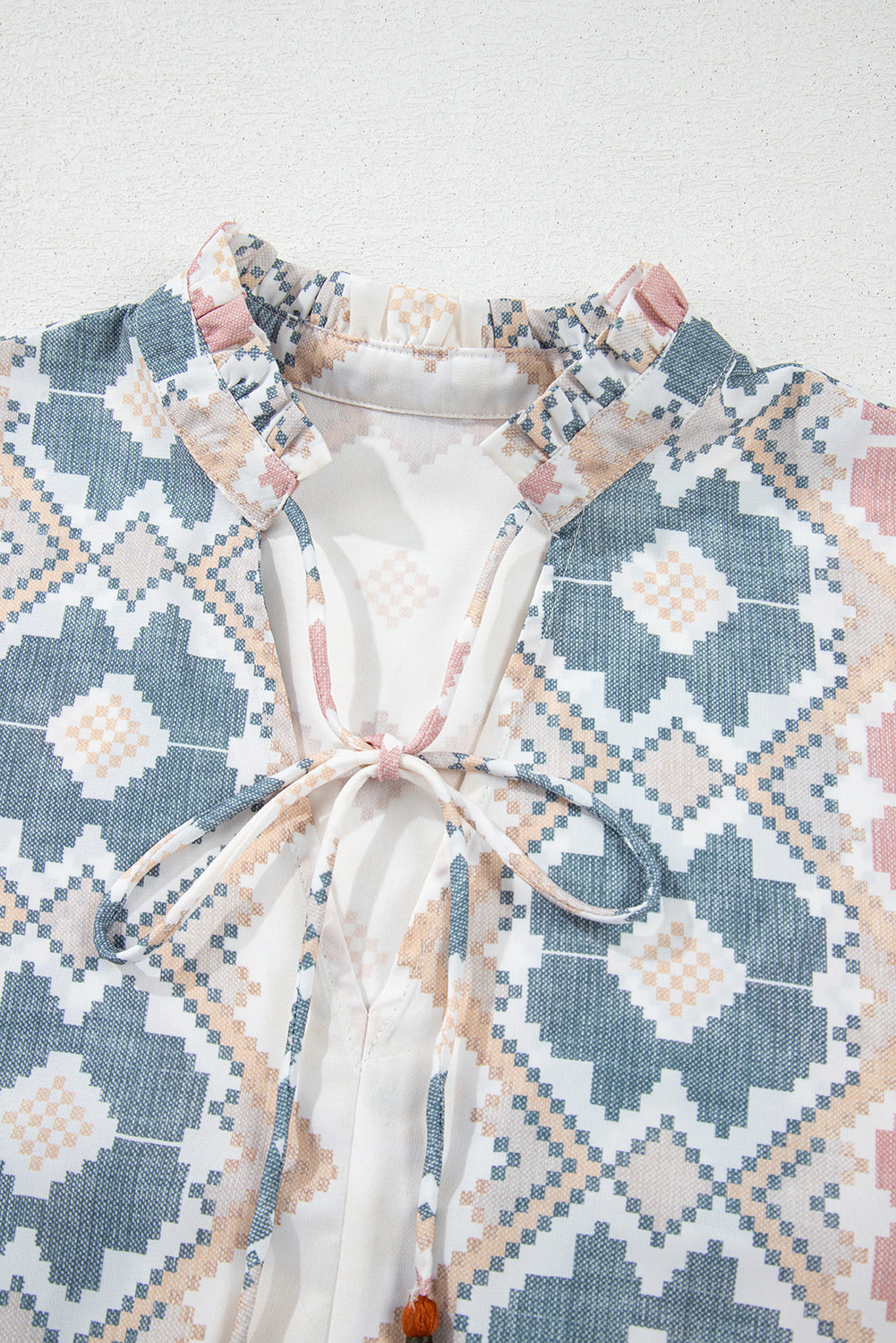 Chemisier kaki à imprimé géométrique et cravate *-A WOMAN WE LOVE