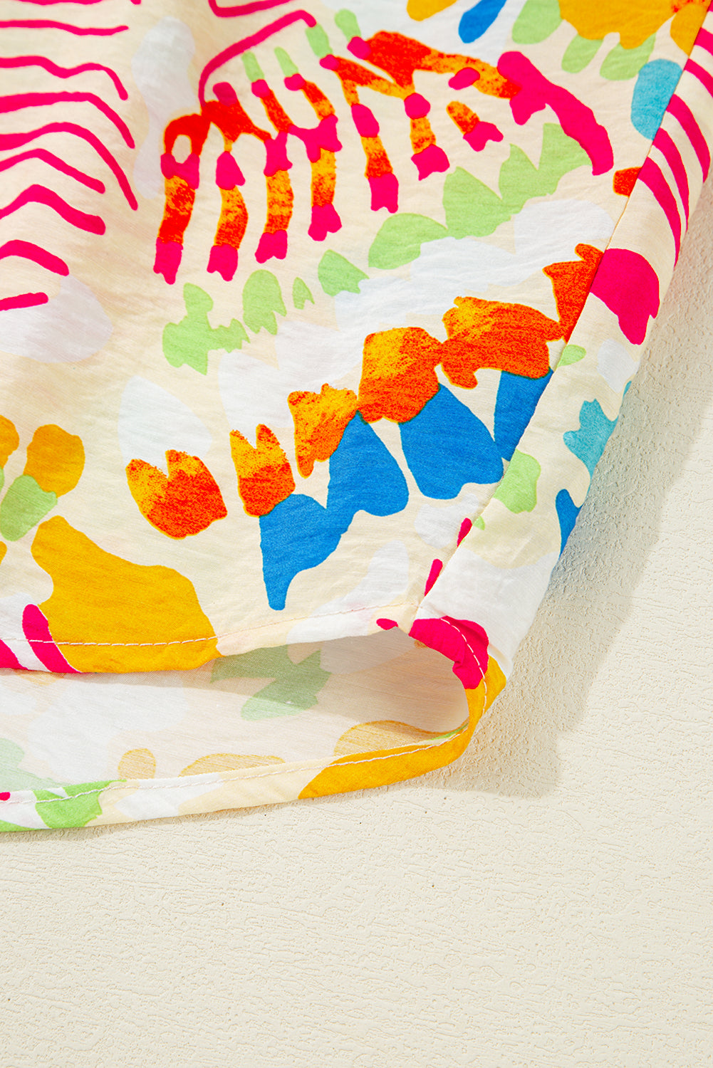 Chemisier orange imprimé abstrait froncé à manches mi-longues et col en V-A WOMAN WE LOVE