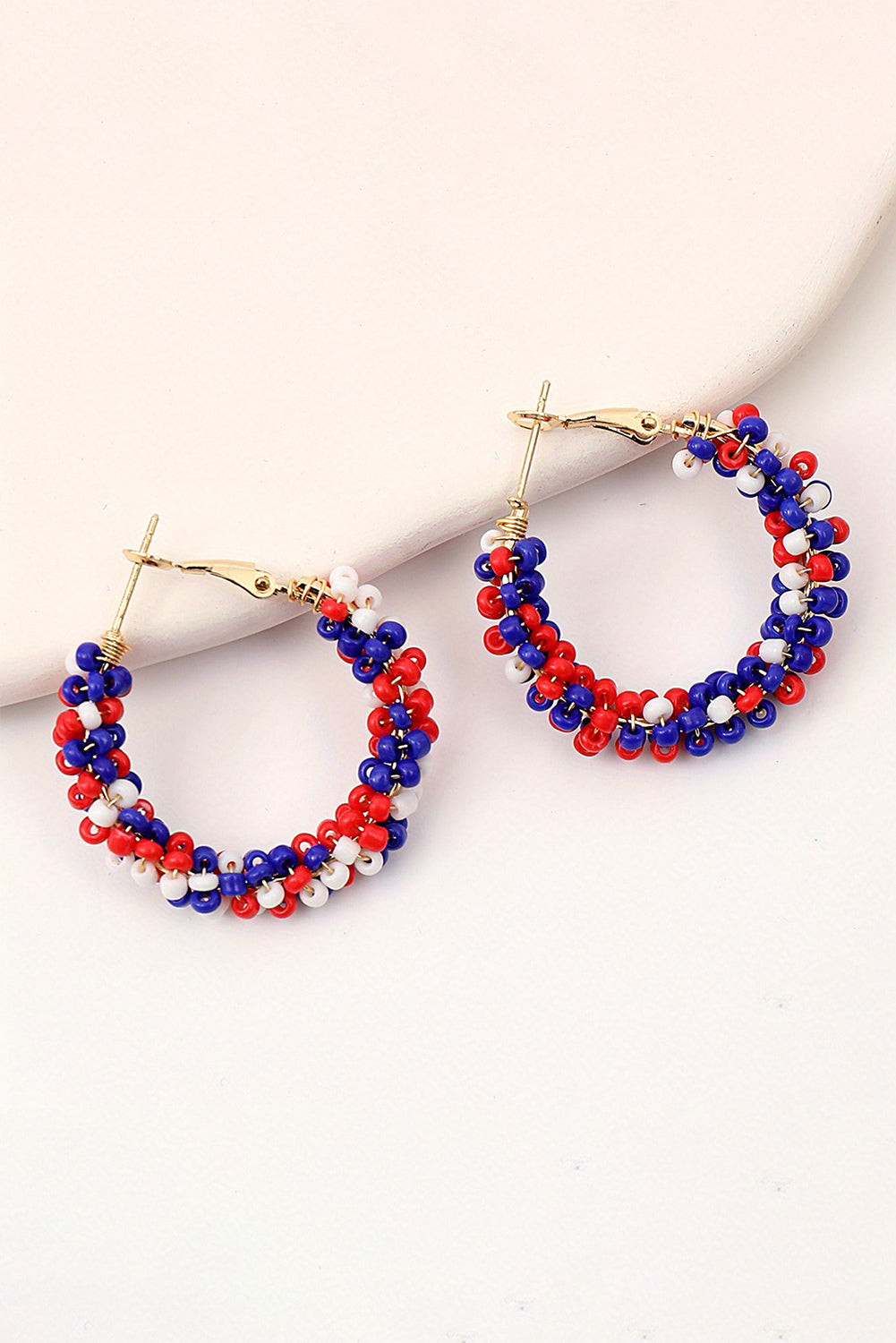 Boucles d'oreilles créoles perlées du jour du drapeau rouge ardent-A WOMAN WE LOVE