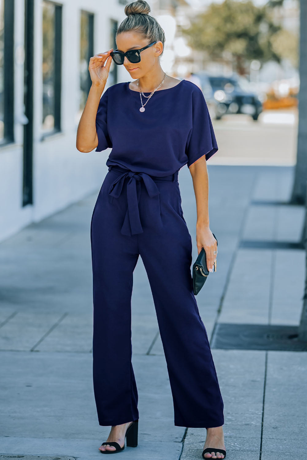 Combinaison bleue à jambe large et ceinture-A WOMAN WE LOVE