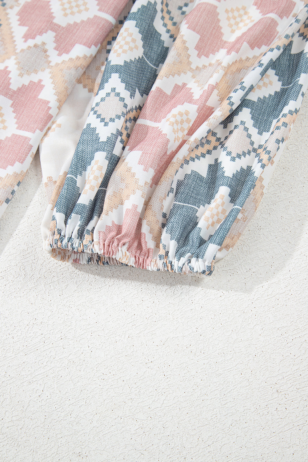 Chemisier kaki à imprimé géométrique et cravate *-A WOMAN WE LOVE