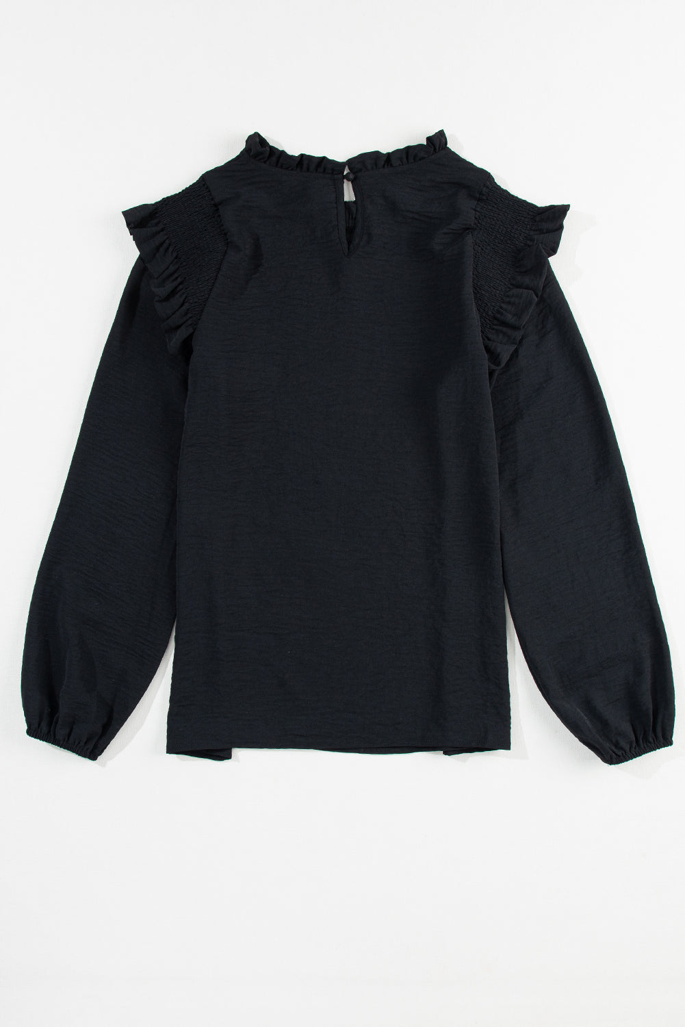 Chemisier noir à manches bouffantes et bordure à volants et col à volants-A WOMAN WE LOVE