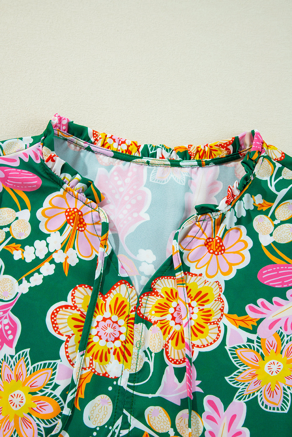 Chemisier péplum vert à manches bouffantes et col en V à fleurs-A WOMAN WE LOVE