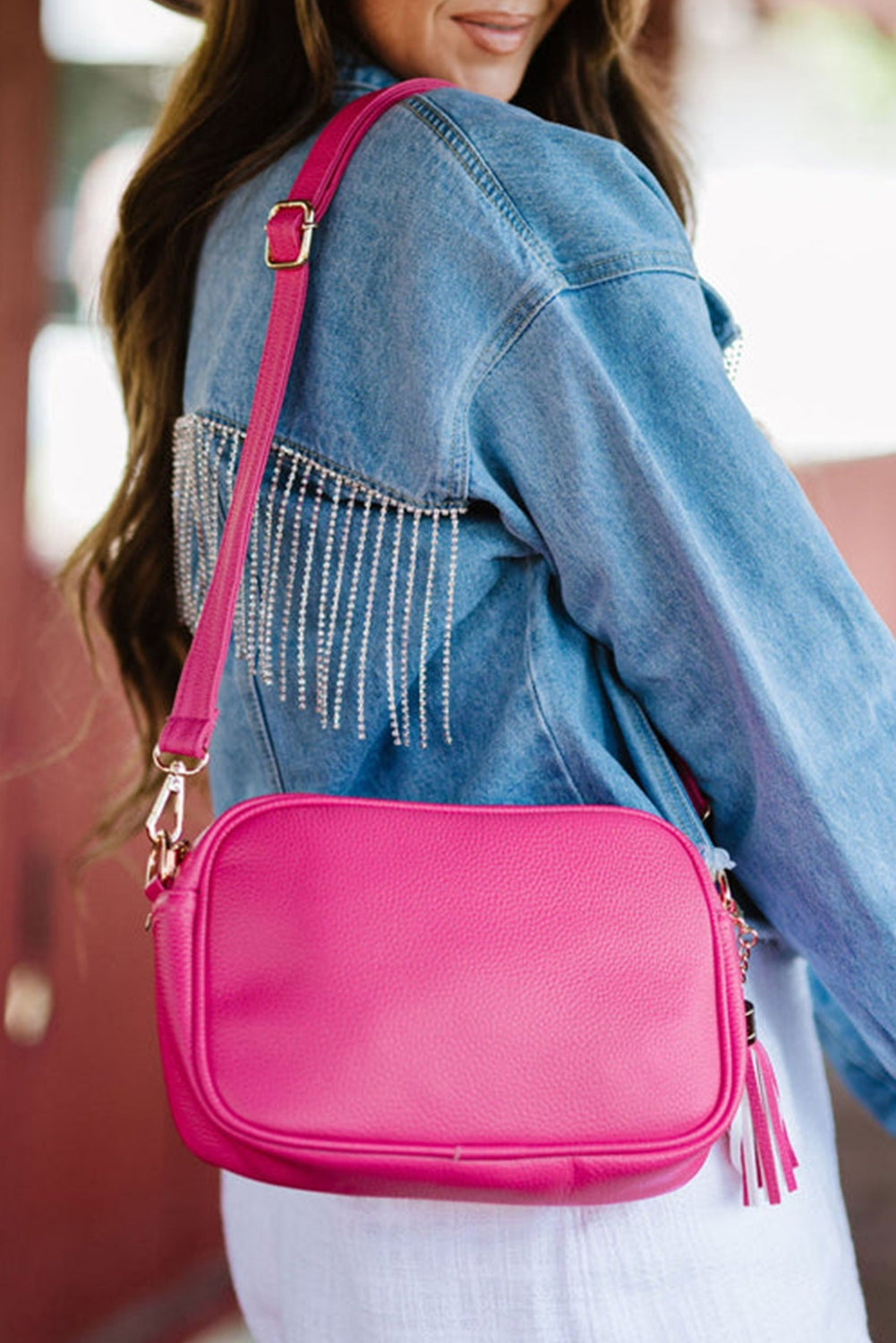Sac à main compact rose fuchsia en simili cuir avec pompon