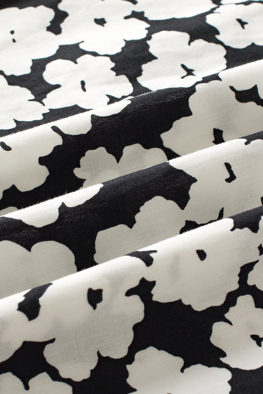 Blouse noire à manches volantées superposées Ric Rac contrastée à fleurs-A WOMAN WE LOVE