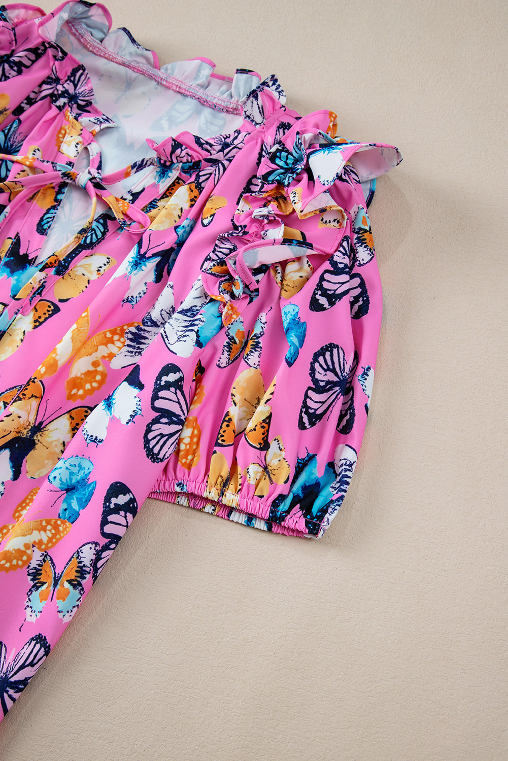 Chemisier violet imprimé papillon à volants et manches bouffantes noué à col en V-A WOMAN WE LOVE