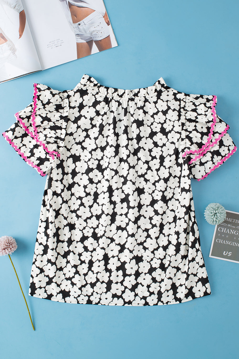 Blouse noire à manches volantées superposées Ric Rac contrastée à fleurs-A WOMAN WE LOVE