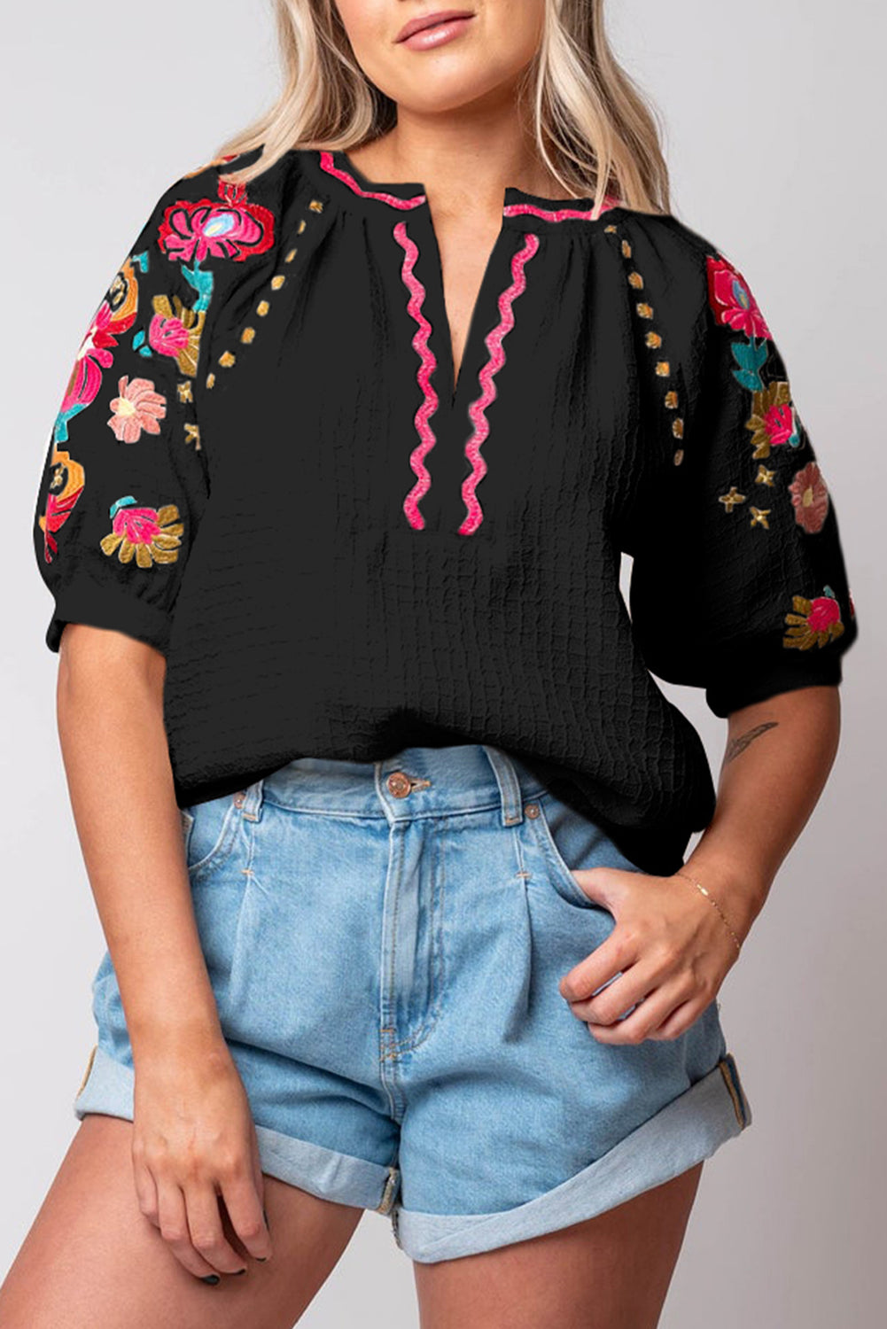 Blouse texturée noire à manches bouffantes et broderies florales Ricrac-A WOMAN WE LOVE