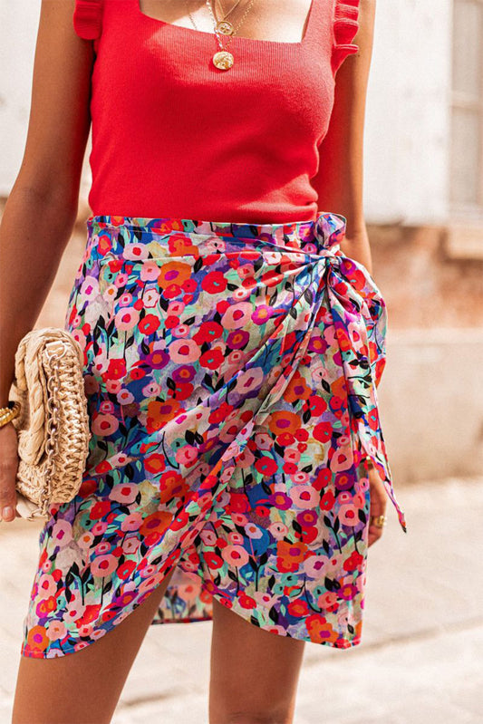 Minifalda con cordones y estampado floral rojo