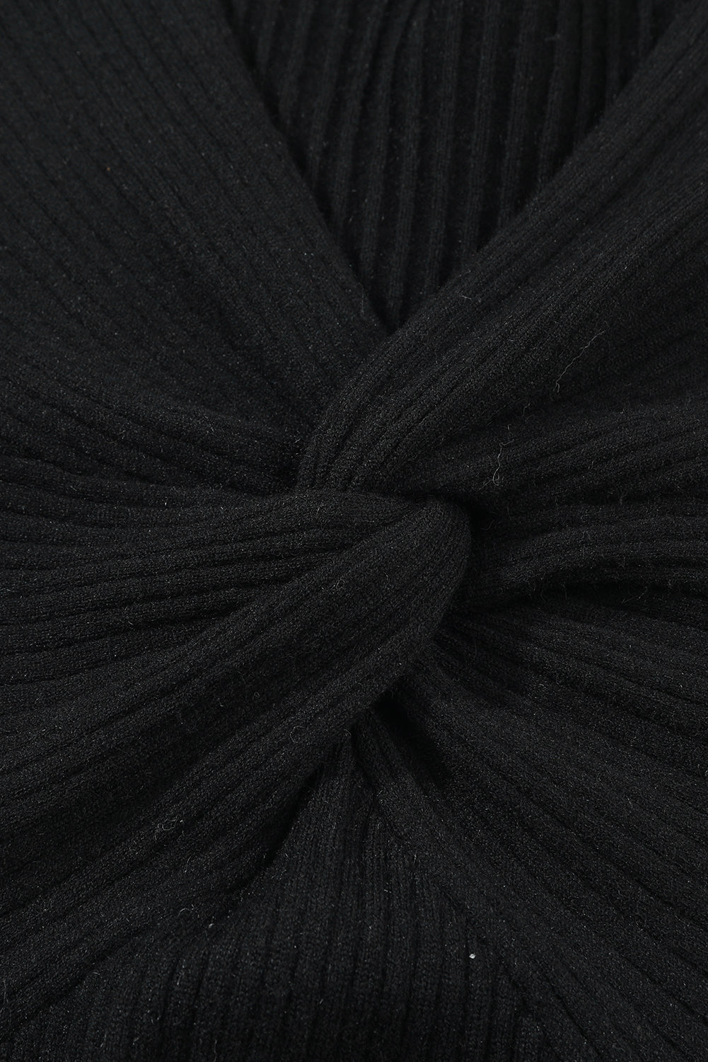 Vestido suéter de punto acanalado con cuello en V trenzado negro