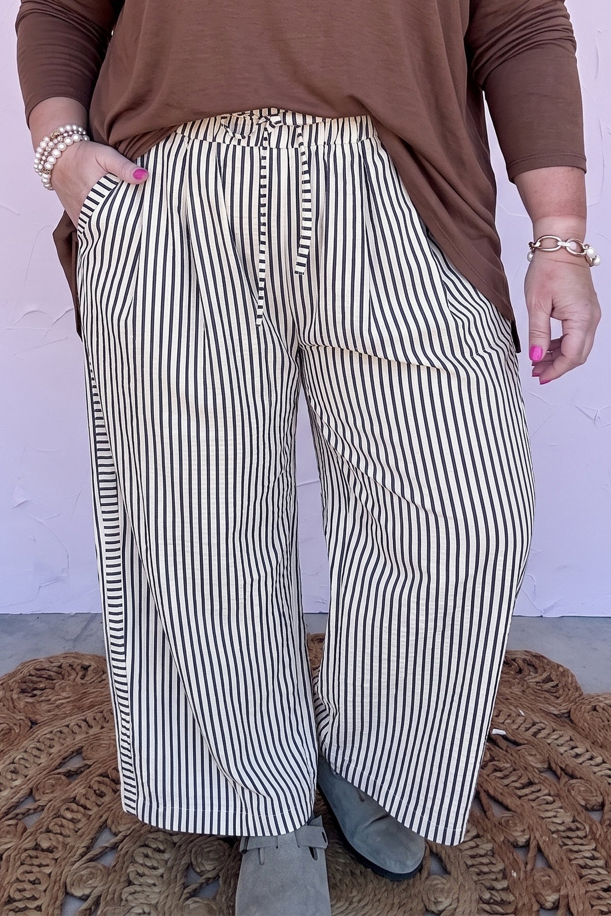 Pantalon ample grande taille à rayures noires et taille à nouer