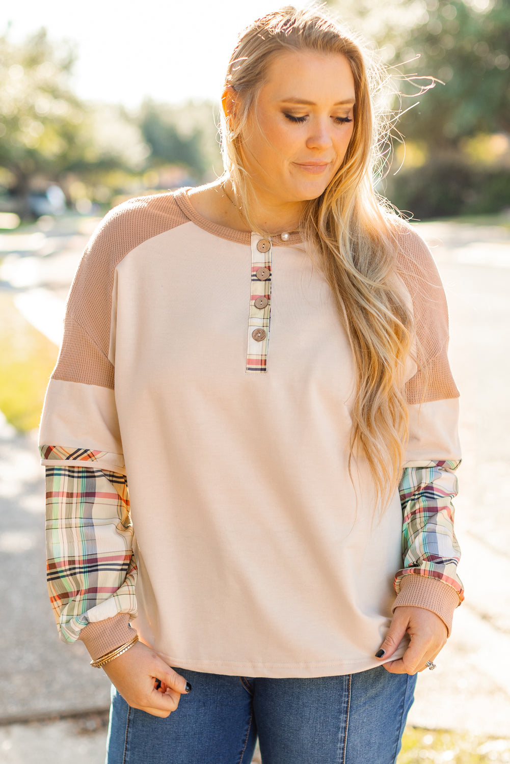 Haut grande taille beige Henley à carreaux et effet superposé
