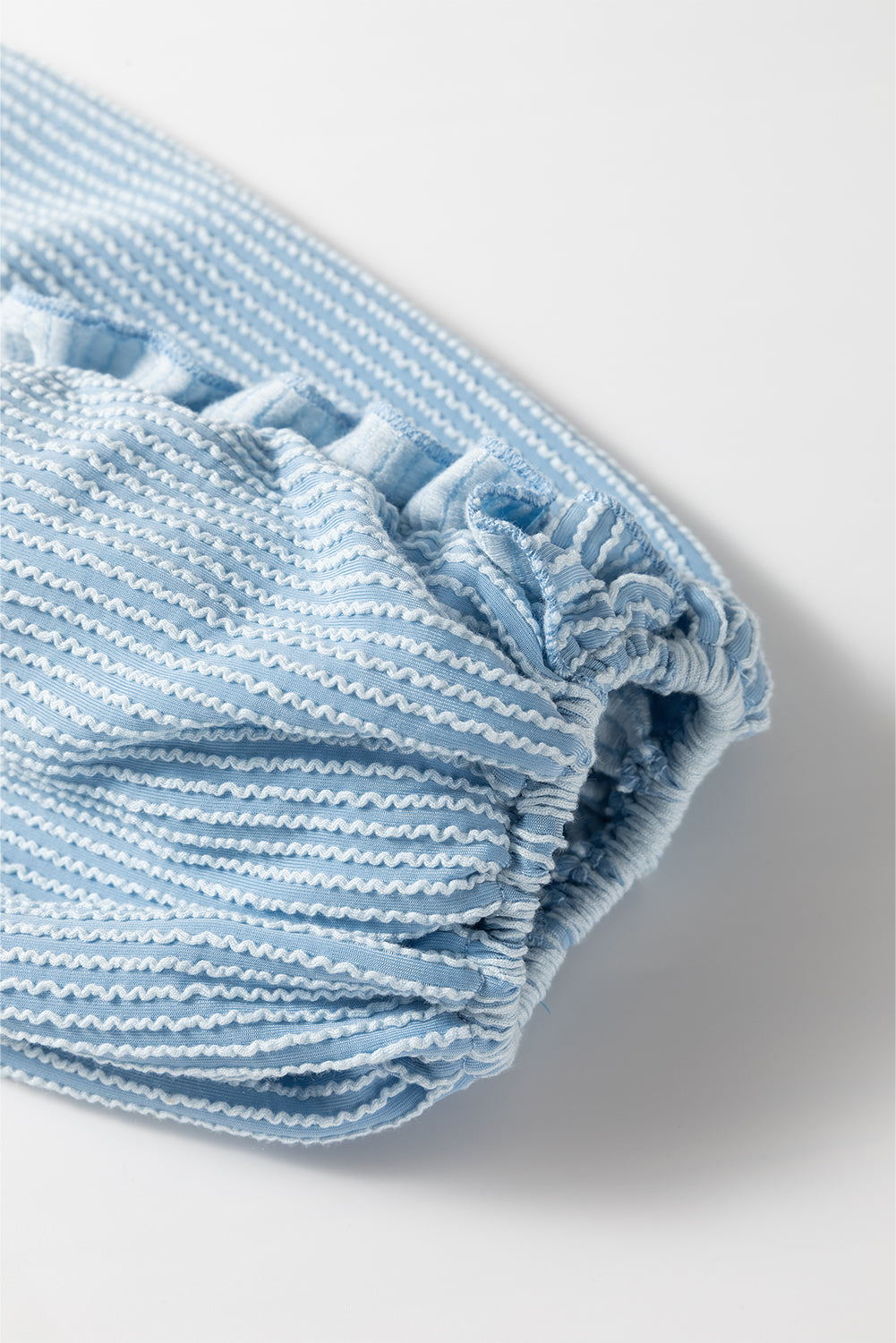 Chemisier bleu brume à volants et manches bouffantes, col rond-A WOMAN WE LOVE