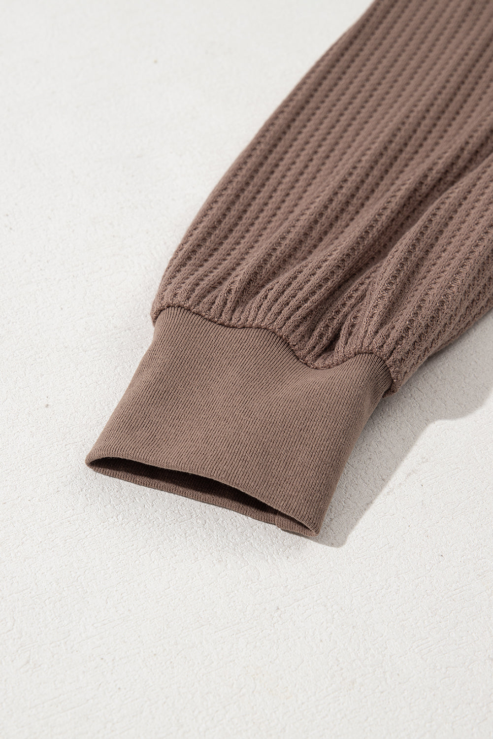 Chemisier ample à manches longues et col en V gaufré à café-A WOMAN WE LOVE