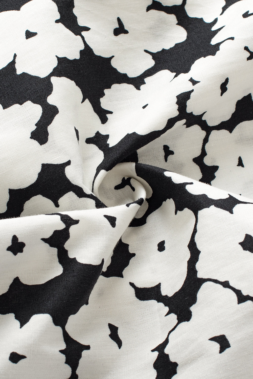 Blouse noire à manches volantées superposées Ric Rac contrastée à fleurs-A WOMAN WE LOVE