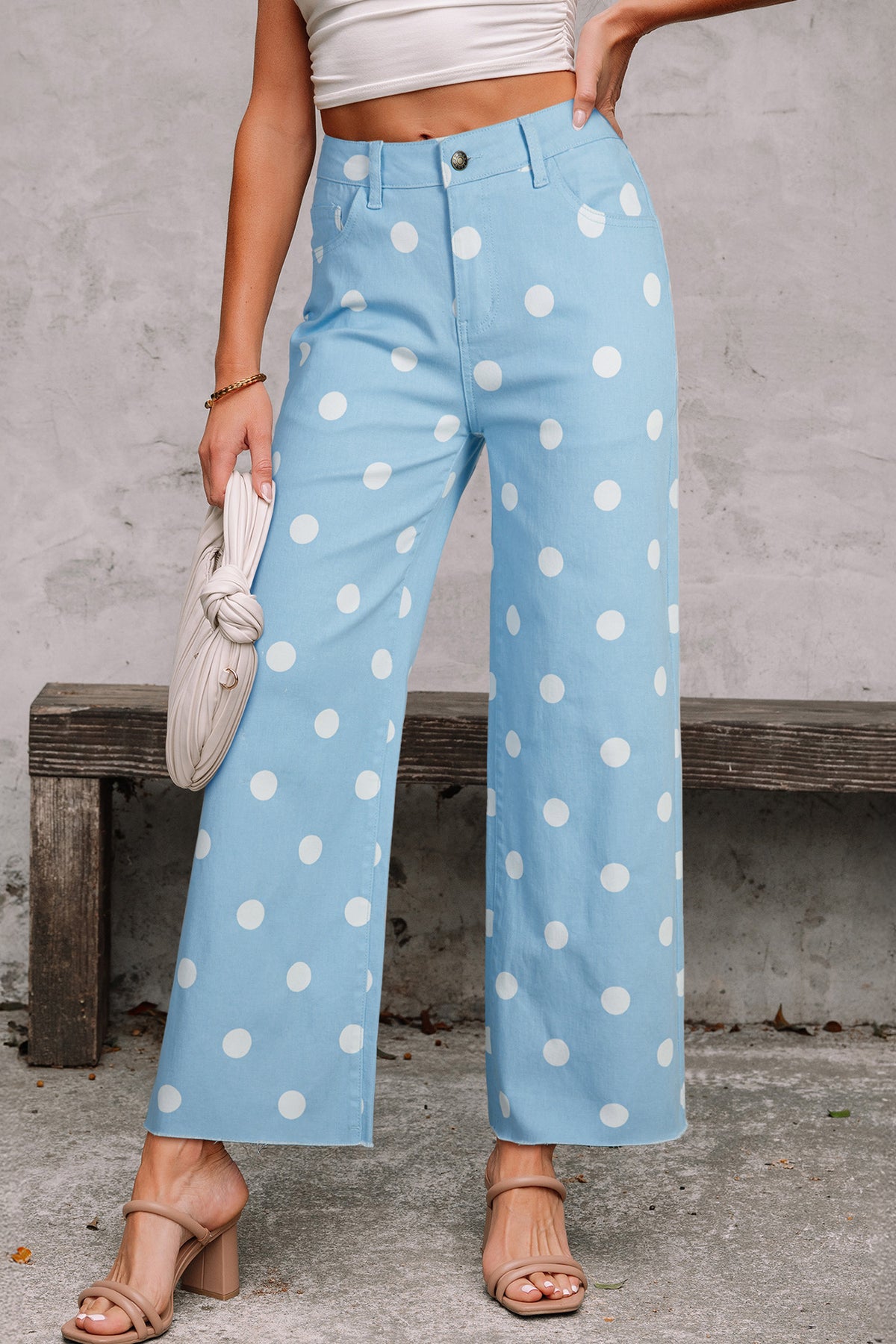 Jean à pois taille haute et bords bruts, beige ou bleu ciel