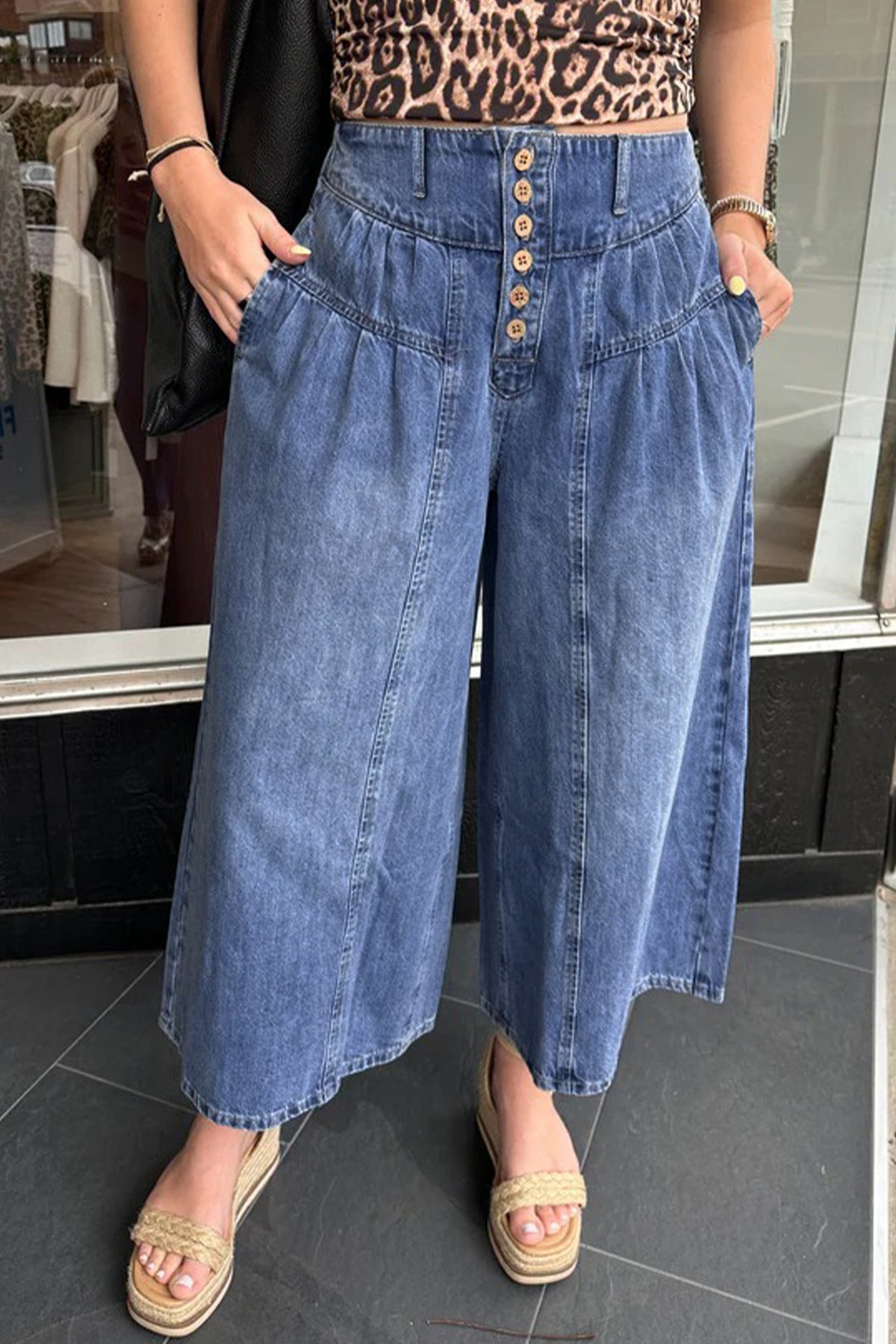Pantalon en denim à jambe large et court plissé bleu crépuscule avec boutons taille haute