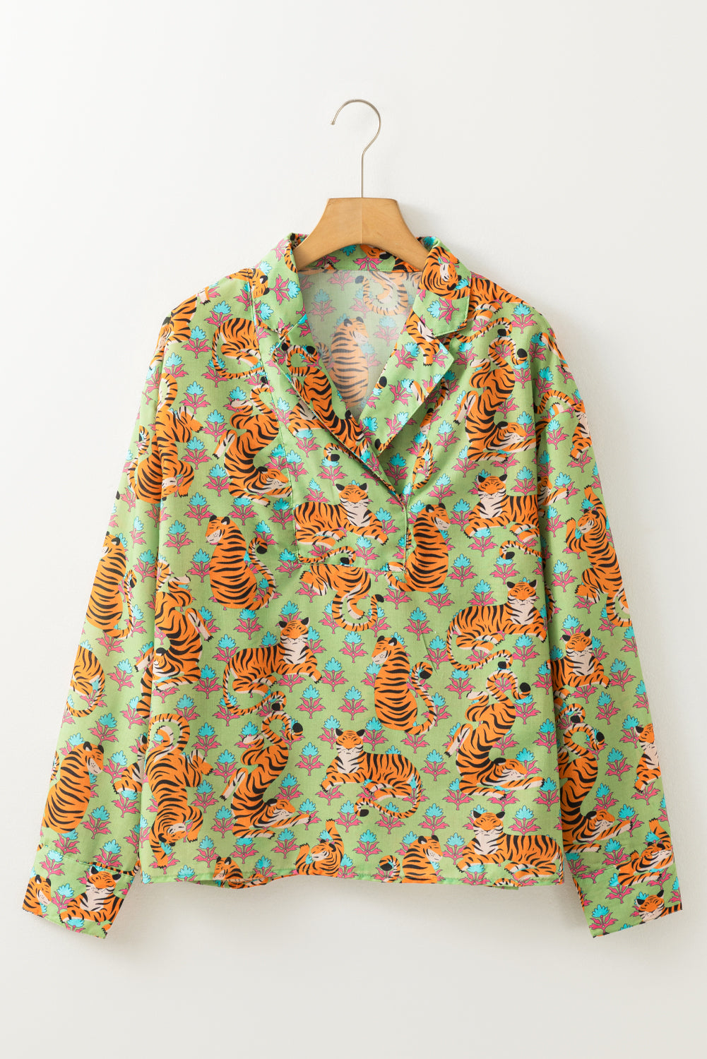 Chemise décontractée à col en V et imprimé floral tigre vert-A WOMAN WE LOVE